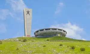 Monument Buzłudża, jeden z najbardziej niezwykłych zabytków Bułgarii, góruje na wzgórzu.