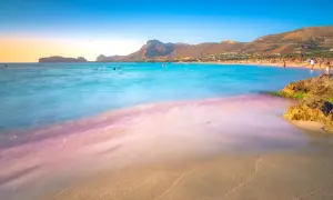 Piękna plaża w Grecji, turkusowa woda i góry w tle. Nawet w styczniu grecja pogoda w styczniu zachwyca.