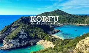 Widok na zatokę z turkusową wodą i plażą, otoczoną zielonymi wzgórzami. Korfu atrakcje, które zachwycają.