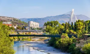 Most Podgorica atrakcje to mosty nad rzeką Moracza, z nowoczesnym Mostem Milenijnym w tle.