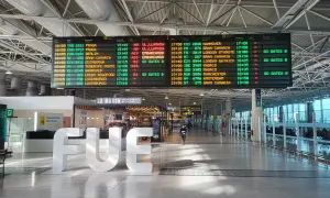 Tablica odlotów na lotnisku pokazuje, co po kolei na lotnisku: loty do Pragi, Berlina, Hanoweru, Edynburga, Londynu, Madrytu, Manchesteru, Amsterdamu i Gran Canarii.
