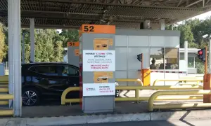 Na bramkach autostradowych można zapłacić kartą lub gotówką u inkasenta. Nie ma możliwości pobrania biletu.