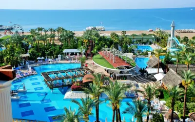 Luksusowy resort Delphin Diva z basenami, zjeżdżalniami i widokiem na morze. Idealne miejsce na wakacje.