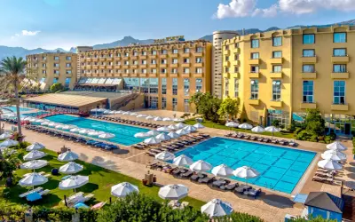 Luksusowy hotel na Cyprze z basenami i leżakami, idealny na wakacje all inclusive.