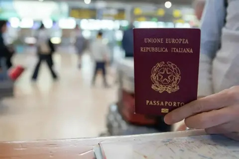 W podróży do Węgier, czy na Węgry potrzebny jest paszport? Włoski paszport w dłoni, gotowy do przekroczenia granicy.