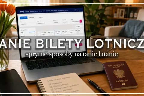 Laptop z wyszukiwarką lotów, paszport i notatnik z listą rzeczy do spakowania. Sprytne sposoby na tanie latanie.