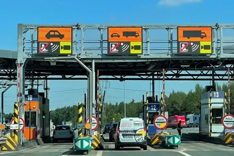 Na bramkach widać znaki informujące o tym, ile kosztują bramki dla samochodów i ciężarówek.