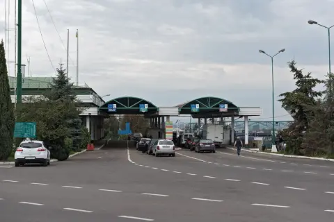 Kolejka samochodów na przejściu granicznym. Winiety do Serbii można kupić online lub na stacjach benzynowych.