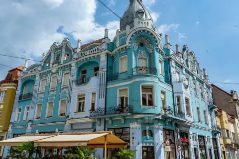 Piękne, błękitne kamienice w stylu secesyjnym zdobią ulicę w Oradea, Rumunia.