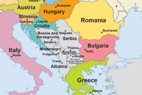 Mapa polityczna Europy Środkowo-Południowej. Widoczne kraje bałkańskie: Słowenia, Chorwacja, Bośnia i Hercegowina, Serbia, Czarnogóra, Kosowo, Albania, Macedonia Północna, Bułgaria, Grecja.