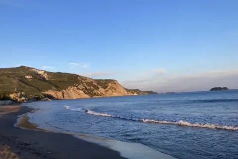 Piękna plaża na Zakynthos, idealna pogoda w sierpniu. Spokojne morze i łagodne fale.
