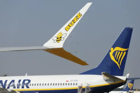 Samolot Buzz z pszczółką i samolot Ryanair. Lot rejsowy a czarterowy - oba lecą.