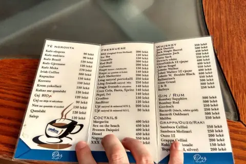 Menu z Albanii: ceny w restauracji. Kawa ekspres 90 lekë, koktajle od 400 lekë.