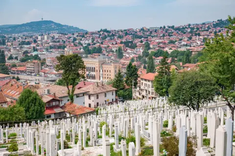 Sarajewo co zobaczyć: cmentarz Kovači z widokiem na miasto i wzgórza.