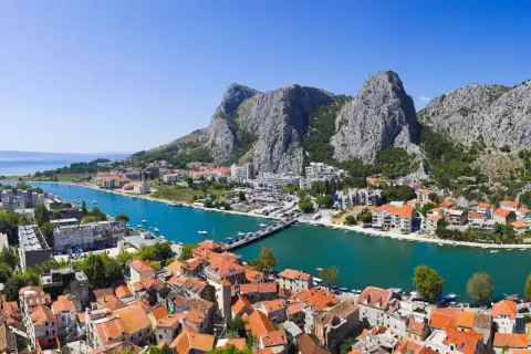 Widok na miasto Omis w Chorwacji z rzeką Cetina i górami. Czy w Chorwacji jest bezpiecznie? Tak, to spokojne miejsce na wakacje.