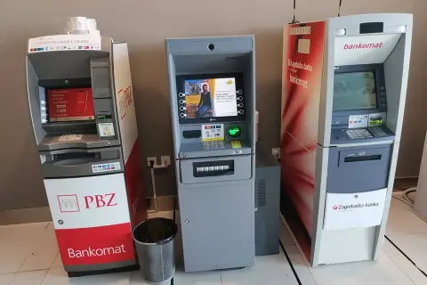Bankomaty w Chorwacji: PBZ i Zagrebačka banka. Tutaj dowiesz się, czym płacić w Chorwacji i jak wypłacić pieniądze.