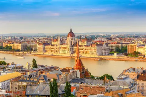 Budapeszt, perła Dunaju. Widok na Parlament i zabytkowe kamienice, idealne na węgry trasa.