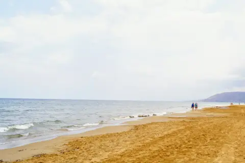 Spacerem po plaży na Zakynthos. Pogoda w maju sprzyja spacerom, choć niebo jest lekko zachmurzone.