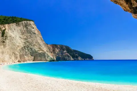 Rajska plaża na Lefkadzie, z białym żwirem i turkusową wodą. Warto zobaczyć!