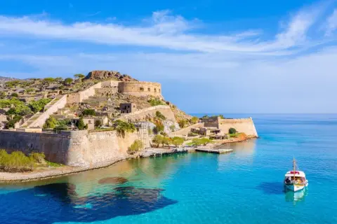 Spinalonga, Kreta. Idealna grecja temperatura październik, błękitne morze i zabytkowa twierdza.
