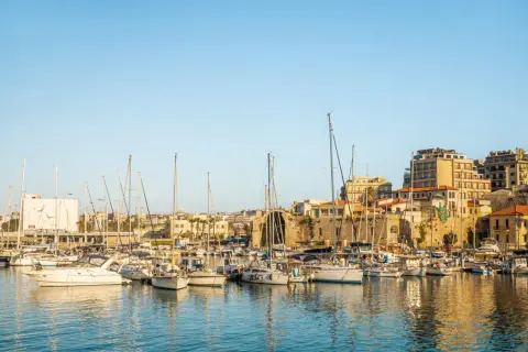 Heraklion co zobaczyć: malowniczy port z żaglówkami i zabytkową architekturą.