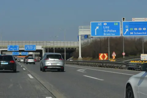 Na autostradzie w Austrii, znaki drogowe wskazują kierunki do Linzu, St. Pölten i Wiednia. Jak sprawdzić ważność winiety Austria?