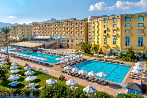 Luksusowy hotel na Cyprze z basenami i leżakami, idealny na wakacje all inclusive.