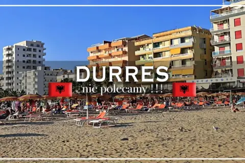 Plaża w Durrës, Albania. Widok na hotele i leżaki. Napis "DURRES nie polecamy !!!" i flaga Albanii.