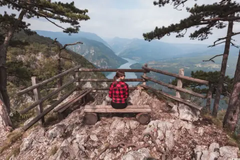 Widok na rzekę z punktu widokowego w Serbii. Idealne miejsce, by zobaczyć, co Serbia ma do zaoferowania.