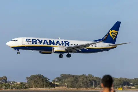 Samolot Ryanair ląduje, a ja zastanawiam się, ile przed odlotem otwierają bramki.