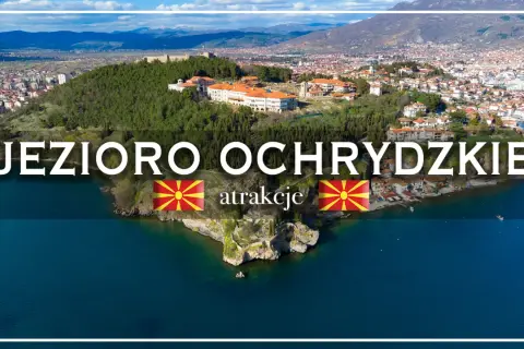 Widok na malownicze Jezioro Ochrydzkie z górami w tle i miastem na wzgórzu.
