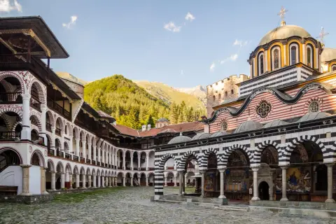 Rila Monastery, Bułgaria. Wrzesień to idealny czas na zwiedzanie, gdy temperatura jest przyjemna, a góry zachwycają zielenią.