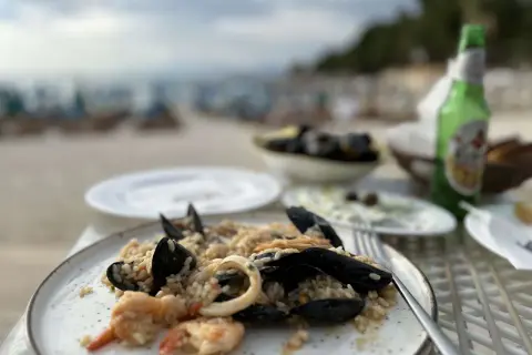 Pyszne risotto z owocami morza i mule w jednej z saranda restauracji, z widokiem na plażę i morze.