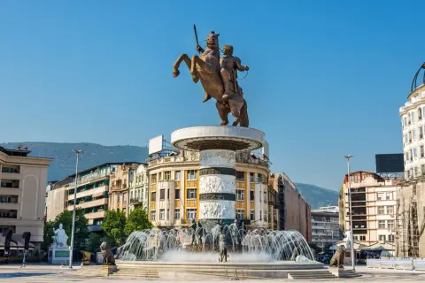 Pomnik Wojownika na koniu, fontanny i kolorowe budynki tworzą imponujący widok na skopje atrakcje.