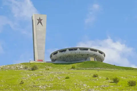 Monument Buzłudża, jeden z najbardziej niezwykłych zabytków Bułgarii, góruje na wzgórzu.