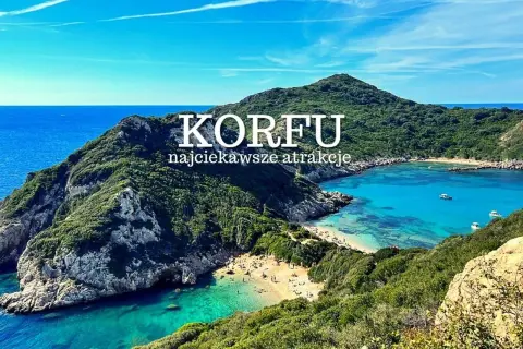 Widok na zatokę z turkusową wodą i plażą, otoczoną zielonymi wzgórzami. Korfu atrakcje, które zachwycają.