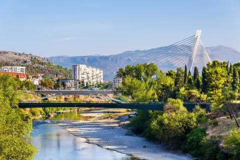 Most Podgorica atrakcje to mosty nad rzeką Moracza, z nowoczesnym Mostem Milenijnym w tle.