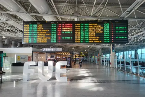 Tablica odlotów na lotnisku pokazuje, co po kolei na lotnisku: loty do Pragi, Berlina, Hanoweru, Edynburga, Londynu, Madrytu, Manchesteru, Amsterdamu i Gran Canarii.