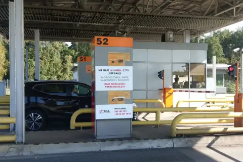 Na bramkach autostradowych można zapłacić kartą lub gotówką u inkasenta. Nie ma możliwości pobrania biletu.