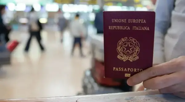 W podróży do Węgier, czy na Węgry potrzebny jest paszport? Włoski paszport w dłoni, gotowy do przekroczenia granicy.