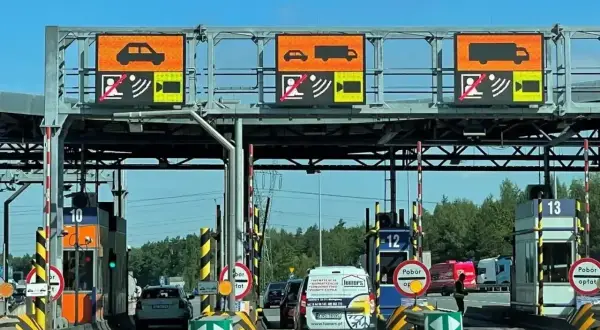 Na bramkach widać znaki informujące o tym, ile kosztują bramki dla samochodów i ciężarówek.