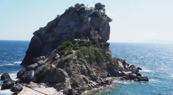 Kaplica na skale, gdzie kręcono film Mamma Mia, na greckiej wyspie Skopelos.