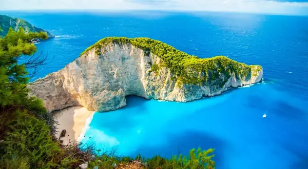 Navagio Beach, Zakynthos – jedno z najpiękniejszych miejsc w Grecji. Białe klify, turkusowa woda i wrak statku tworzą rajski krajobraz.