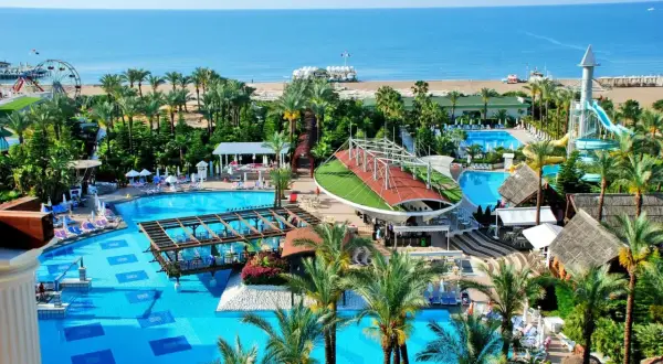 Luksusowy resort Delphin Diva z basenami, zjeżdżalniami i widokiem na morze. Idealne miejsce na wakacje.