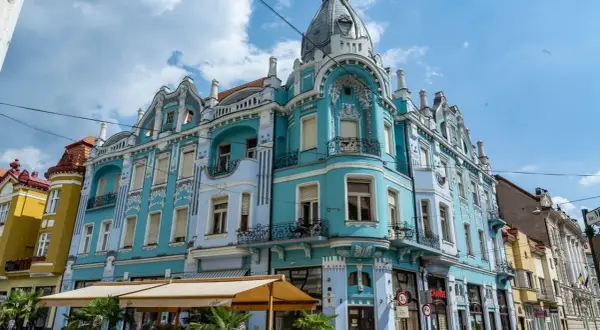 Piękne, błękitne kamienice w stylu secesyjnym zdobią ulicę w Oradea, Rumunia.