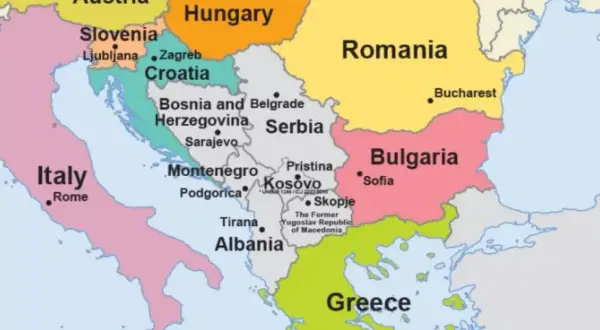 Mapa polityczna Europy Środkowo-Południowej. Widoczne kraje bałkańskie: Słowenia, Chorwacja, Bośnia i Hercegowina, Serbia, Czarnogóra, Kosowo, Albania, Macedonia Północna, Bułgaria, Grecja.