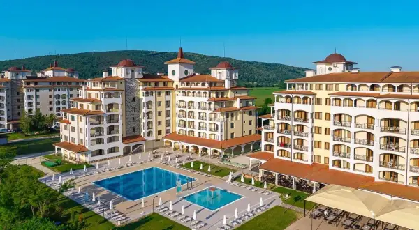 Luksusowy hotel z basenami i leżakami, idealny na wakacje all inclusive w Bułgarii.