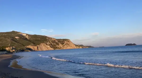 Piękna plaża na Zakynthos, idealna pogoda w sierpniu. Spokojne morze i łagodne fale.
