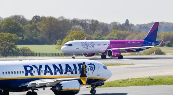 Dwa samoloty, Ryanair i Wizz Air, na płycie lotniska. Zastanawiasz się, kiedy kupować bilety lotnicze?