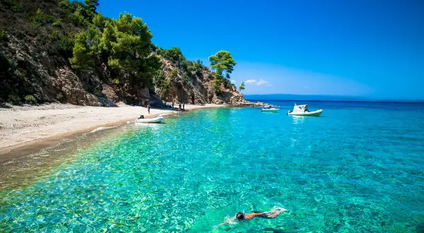 Plaża z turkusową wodą, idealna na snorkeling. W okolicy Salonik mnóstwo takich atrakcji.